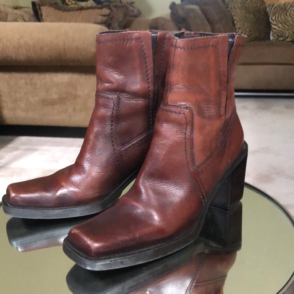 Vintage Mia brown leather boots size 7.5.